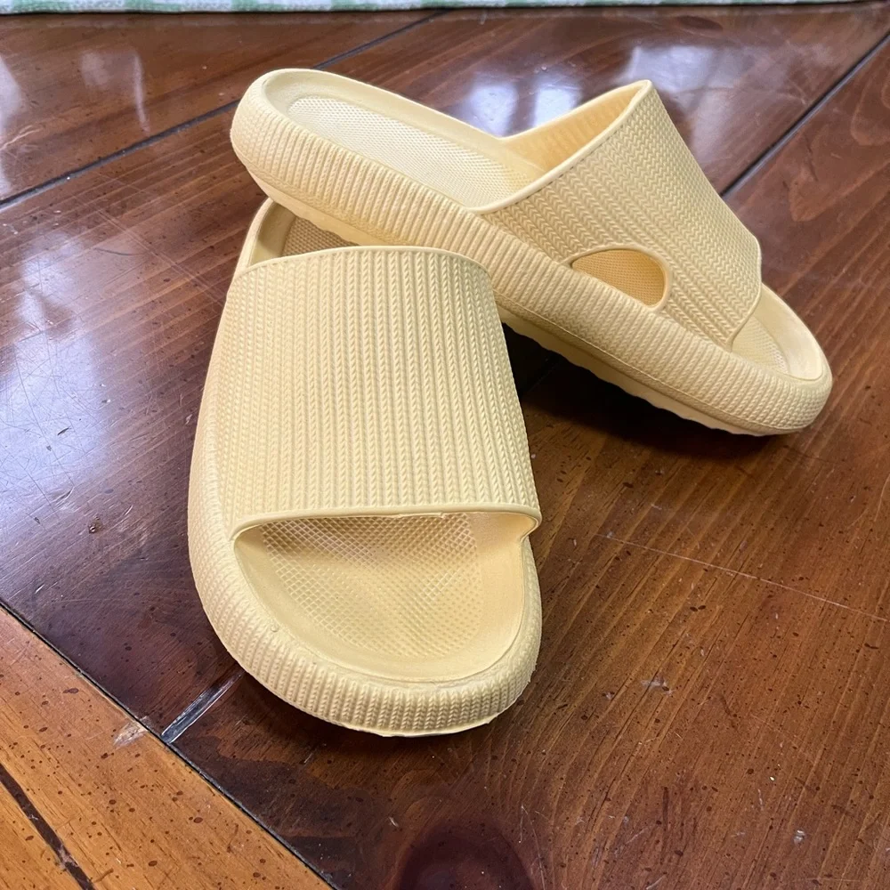 Men's Cloud Slides Pillow Sandals Yellow Size 9.5 Cushion Slippers EUC